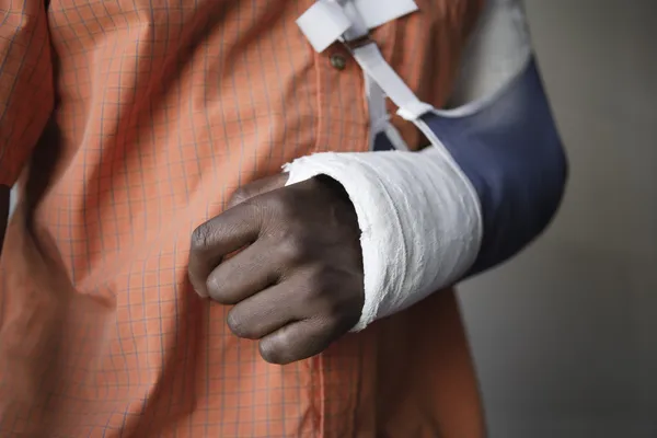 Medias241.com-GABON-Port-Gentil : un père casse le bras de son fils pour être sorti avec sa « Tchiza »