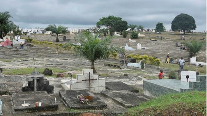 Medias241.com-GABON-Libreville : Une jeune fille se réveille dans un cimetière après avoir passé la nuit avec un inconnu