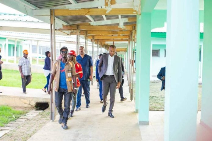 Medias241.com-Gabon-Guy Patrick Obiang sur le chantier de réhabilitation de l’hôpital départemental de Lemboumbni-Leyou