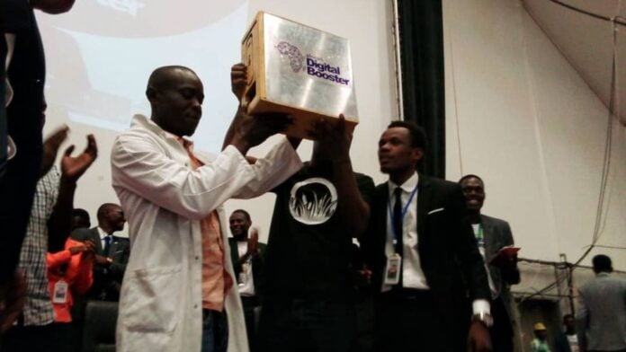 Medias241.com-Gabon-Gabon : des apprenants créent le premier ordinateur en bois made in Gabon