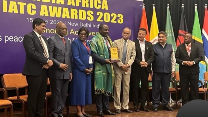 Medias241.com-Gabon-Inde : Hugues Mbadinga Madiya récompensé pour la promotion des investissements